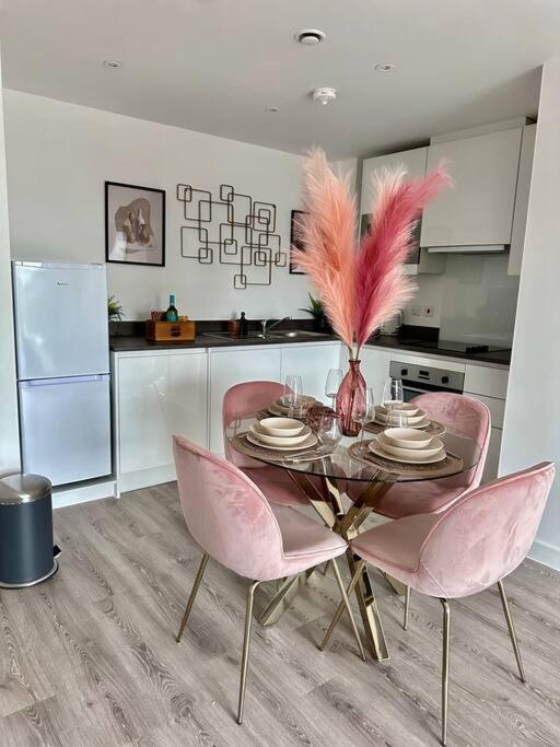 Central Derby Urban 2 Bedroom Flat - An Oasis Of Elegance! Free Parking And Wifi Suitable For Families And Professionals 외부 사진